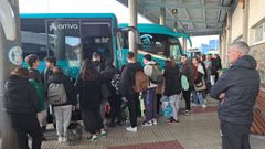Estudiantes esperando el bus en Viveiro, en imagen de archivo