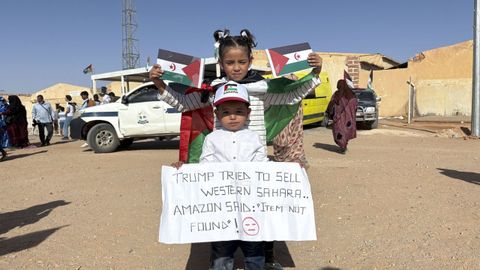 Dos nias saharauis, durante las manifestaciones del martes en Tinduf.