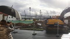Vista del tramo de muralla derribado este mi�rcoles, que ensanch� las vistas al Arsenal y las aguas interiores de la r�a.