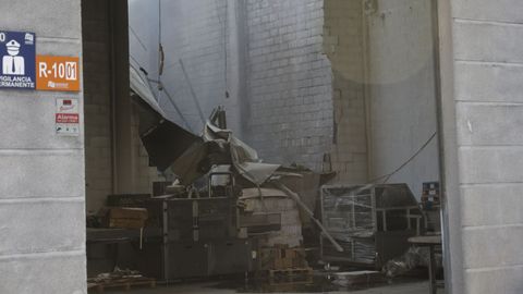 Una de las zonas afectadas por el incendio del s�bado en la nave de la empresa Anfer, en Bergondo