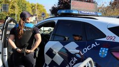 Una agente de la Polic�a Local de Vilagarc�a durante una actuaci�n