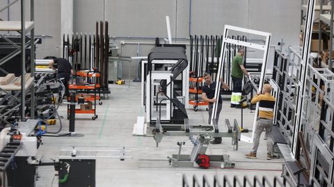 Empleados trabajando en una de las empresas del pol�gono de R�o do Pozo, que concentra parte del tejido empresarial de Nar�n.