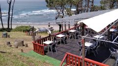 El chiringuito La mar de fondo es un balc�n espectacular sobre la playa naviega de Frejulfe 