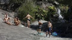Un domingo de sol en la fervenza de Barosa, en Barro, a la mitad de septiembre