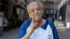 Ca�ita, en la calle A Gaiteira de A Coru�a, en la que pas� parte de su infancia. �Esta es mi cara de pose�, explica poniendo en el dedo en la cara
