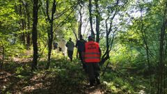 Imagen de varios de los miembros del equipo de b�squeda, dirigi�ndose al lugar donde se encontr� el cad�ver