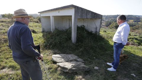 Vecinos de San Mamede con la fuente pblica del pueblo, que lleva seca desde hace casi un ao