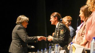 La polic&iacute;a Mar&iacute;a Jos&eacute; V&aacute;zquez recibe el reconocimiento de la comisaria Cristina Ochoa