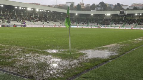 Estado del terreno de juego durante la disputa del Racing frente al derbi. 