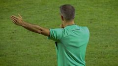 Un �rbitro, durante un partido de Primera Federaci�n.