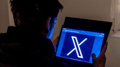 Un joven con una tablet y el logo de X