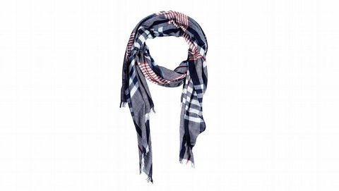 Fular de hombre Studio Classics con flecos, a cuadros en color azul marino combinado con rojo. Precio: 16,95