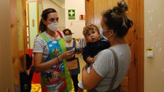 Una madre recoge a su hijo en el punto de atenci�n a la infancia de O Vicedo