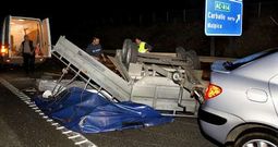 Un remolque volcado en otro accidente ocurrido en Carballo dej� obstruido un carril de la autopista AG-55.