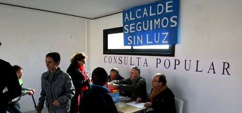 La votaci�n, en la que pudieron participar tambi�n los ni�os, se celebr� en el garaje de uno de los chal�s vac�os de la urbanizaci�n.