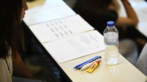 Una alumna lee las instrucciones de la selectividad antes del inicio del examen