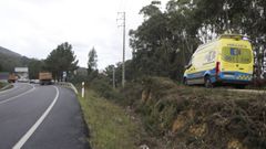 Las ambulancias procedentes de A Maria oriental ya han empezado a circular por una pista cercana a la playa de Areoura para llegar con rapidez al hospital de Burela 