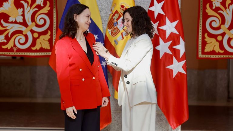 Díaz Ayuso entrega la Medalla de Oro de la Comunidad de Madrid a María ...