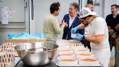 Andr�s Acu�a y el alcalde de Pontevedra, Miguel Anxo Fern�ndez Lores, este viernes, en el nuevo obrador de la empresa en el pol�gono de Barro