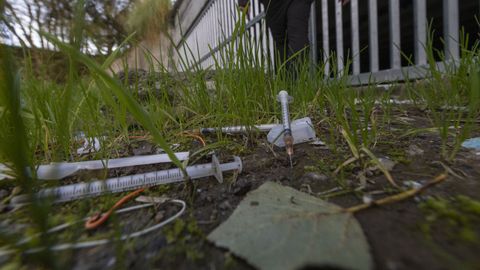 Tras comprar la heroína en el Banco do Pobre, los toxicómanos consumen la droga en las cercanías, creando puntos llenos de jeringuillas como el que hay en un paso inferior cerrado situado bajo la avenida Mestre Mateo