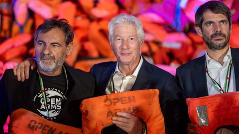 El director de Open Arms, scar Camps, junto a el actor Richard Gere y el ministro de Cultura, Ernest Urtasun
