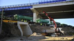 Los trabajadores avanzan en las obras de la pasarela para peatones y ciclistas en Pocomaco.