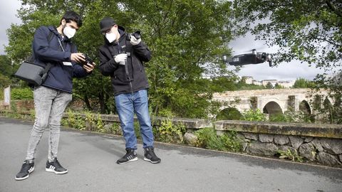 Carlos M�ndez y Alfonso D�ez, grabando con dron junto al puente romano