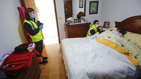 Reportaje con las enfermeras Sonia Garca y Blanca Luaces del equipo de soporte de atencin domiciliaria con base en Arcade. Primera parada para visitar a Victoria una anciana de 84 aos en Cortegoso, A Lama