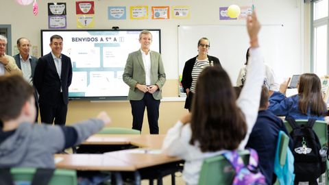 Alfonso Rueda durante la inauguración del nuevo curso en el CPI Plurilingüe de Vedra, acompañado del conselleiro de Educación, Román Rodríguez.