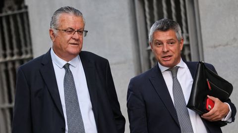 El expresidente de Plus Ultra Julio Mart�nez Sola, a la izquierda, junto a su abogado, a su llegada a la Audiencia Nacional.
