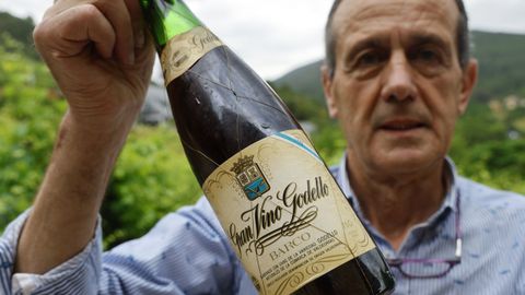 Bartolomé posa con la primera botella de godello que embotelló la cooperativa de O Barco.