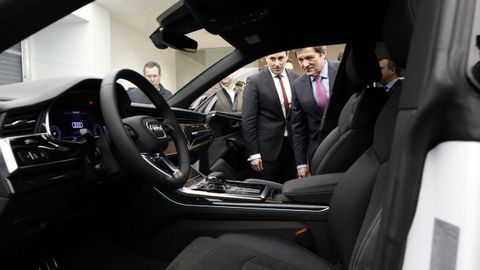 El presidente del Principado, Javier Fern�ndez, junto al gerente de Tartierre Auto, Fran Fern�ndez, durante la inauguraci�n del nuevo concesionario en Gij�n