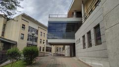 El edificio del centro social de la tercera edad �a la derecha� est� siendo utilizado para alojar a los trabajadores e la residencia de la tercera edad �al fondo� durante el confinamiento