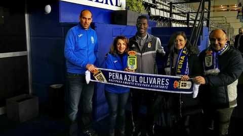 Ibra, con miembros de la Pe�a Azul Olivares en el palco del Carlos Tartiere