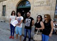 Los trabajadores entregaron ayer en el Concello las firmas recogidas entre los vecinos. 