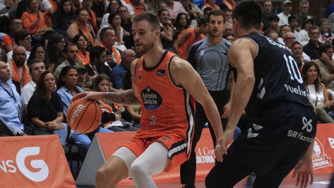 Dino Radoncic, con el bal�n durante el partido contra el Bilbao.