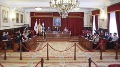 Manos levantadas a derecha e izquierda. En una inusual estampa, y a las puertas de unas municipales para las que restan menos de tres meses, los ocho ediles del PSOE y los doce del PP levantaron simult�neamente sus brazos en una votaci�n clave para Ferrol.