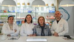 Hortensia Garca y Sara Fernndez (en el centro), en la farmacia que atienden desde hace casi 45 aos en O Pereiro de Aguiar