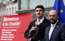 El primer ministro croata, Zoran Milanovic, y el presidente de la Euroc�mara, Martin Schulz.
