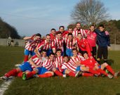 Los jugadores del Foz festejaron el ascenso en O Venti�o.