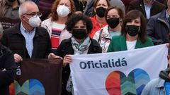 La consejera de Cultura, Berta Pin (c), el Director General de Poltica Lingstica, Antn Garca (i),  y la secretaria de Educacin, Universidades y Normalizacin Lingstica, Mara Luz Pontn, durante una manifestacin por el centro de Oviedo para reclamar la oficialidad del asturiano