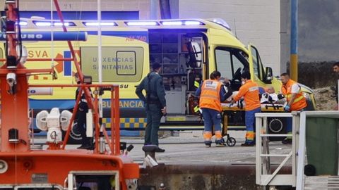 La v�ctima,�atendida por personal sanitario a su llegada al muelle de Oza