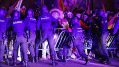Agentes de la Polic�a Nacional interviniendo en la concentraci�n contra el Gobierno en las inmediaciones de la sede nacional del PSOE, en la calle Ferraz de Madrid, el 6 de noviembre del 2023.