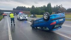 El veh�culo acab� volcado en medio de la AC-552 tras reventar una se�al e impactar contra un muro de hormig�n.