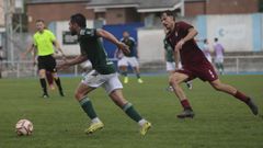 Miguel Leal avanza perseguido por Samu Mayo en un momento del partido en el Pepe Barrera.