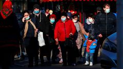 Viandantes con mascarilla en Bucarest (Ruman�a), que tiene uno de los �ndices de vacunaci�n m�s bajos de la Uni�n Europea