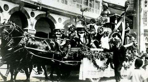 Durante varios a�os el Obelisco luci� un gran �rbol de Navidad.