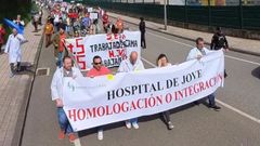 Trabajadores del hospital de Jove, acompa�ados de representantes vecinales y jubilados, cortan el tr�fico para reclamar avances en la negociaci�n del convenio colectivo