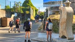 Una nueva estatua del escultor local Rai saluda a los peregrinos junto al Mi�o