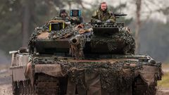 El ministro de Defensa alem�n, Boris Pistorius, a bordo de un tanque Leopard 2 A6, durante una visita a la base de Augustdorf (Alemania)